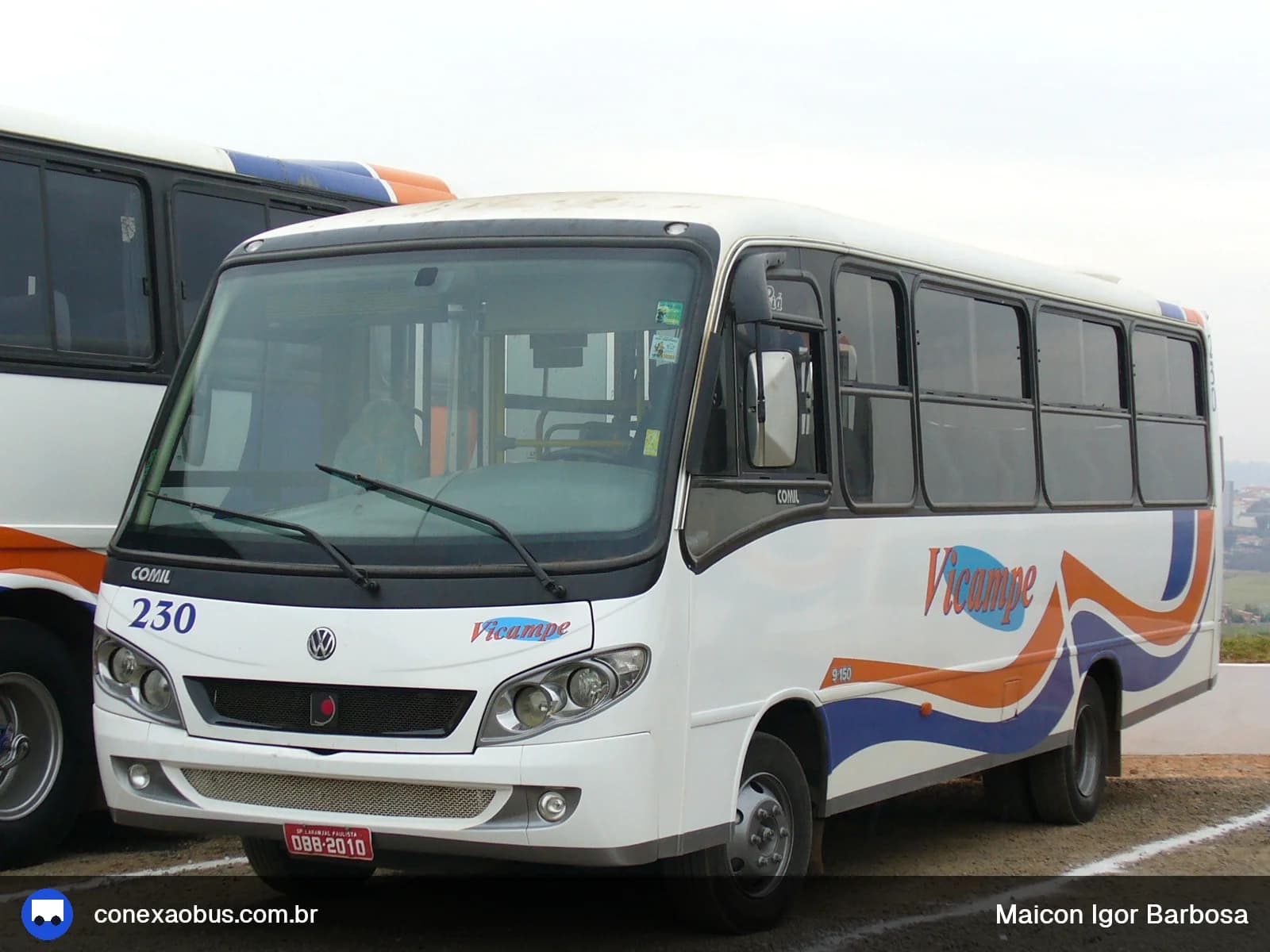 Ônibus micro-ônibus Comil Piá 2002, da Vicampe Transportes e Turismo, prefixo 230, em Laranjal Paulista-SP