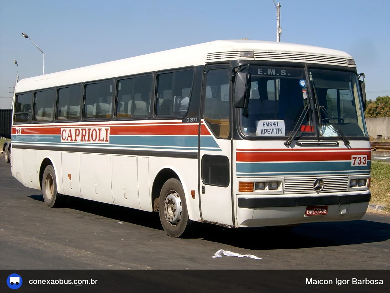 Ônibus Mercedes-Benz O-371 R, da Viação Caprioli, prefixo 733
