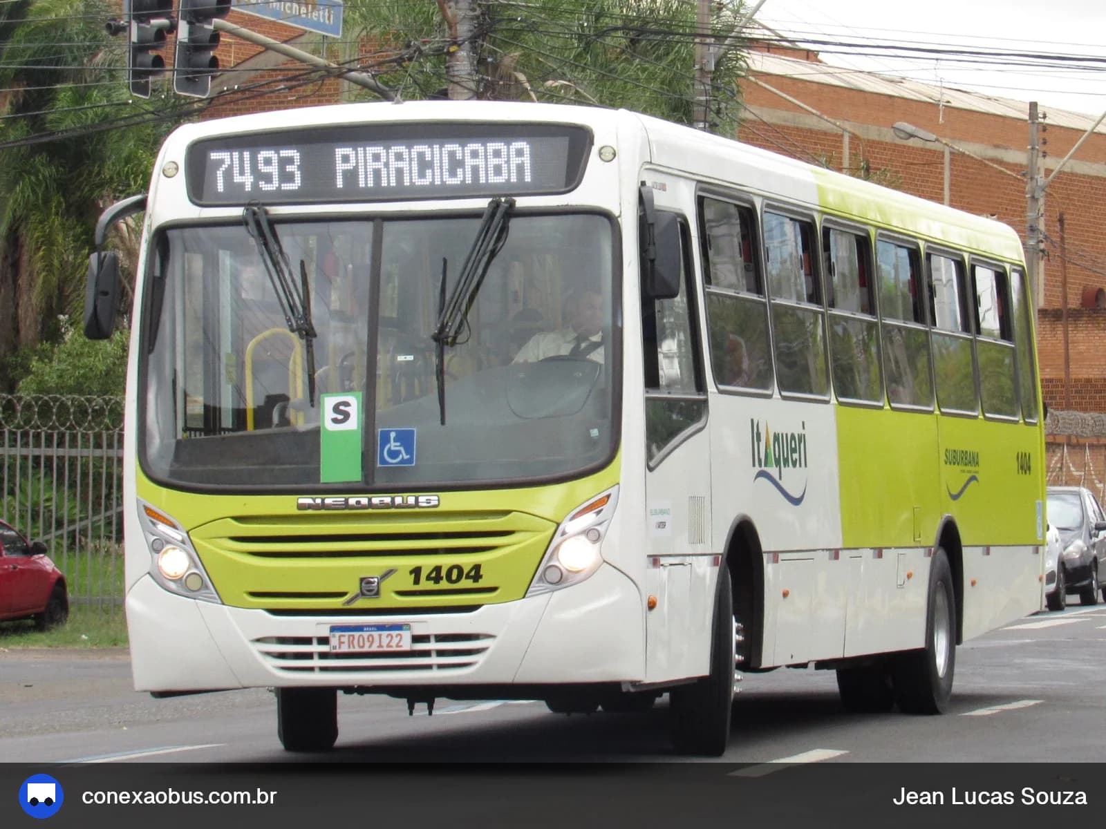 Ônibus Neobus Mega Plus, da Itaqueri, prefixo 1404, em Piracicaba-SP