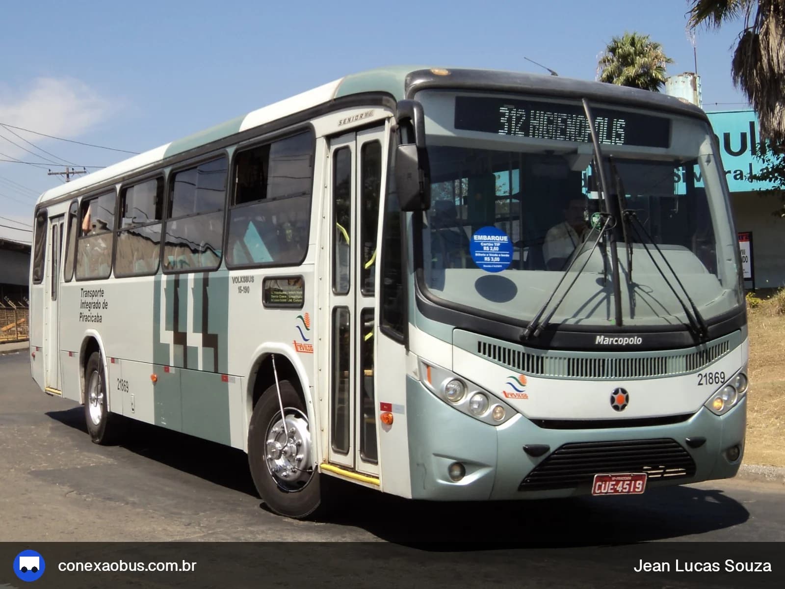 Ônibus Marcopolo Senior Midi, da Viação Trevisan e Logística, prefixo 21869, em Piracicaba-SP
