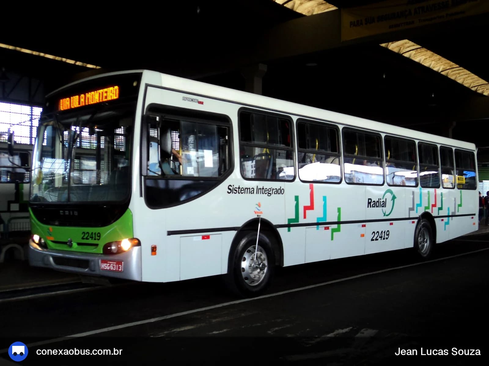 Ônibus CAIO Apache S21, da Viação Trevisan e Logística, prefixo 22419, em Piracicaba-SP