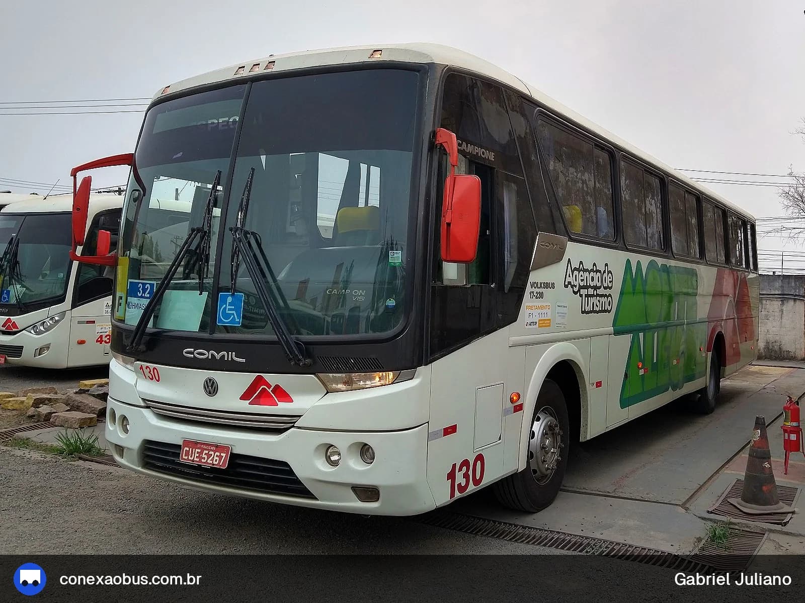Ônibus Comil Campione Vision 3.25, da Monte Alegre Turismo, prefixo 130, em Piracicaba-SP