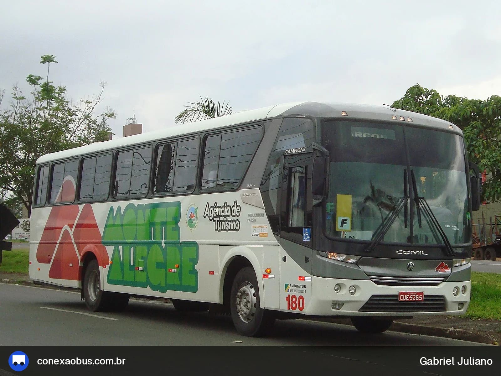 Ônibus Comil Campione Vision 3.25, da Monte Alegre Turismo, prefixo 180, em Piracicaba-SP