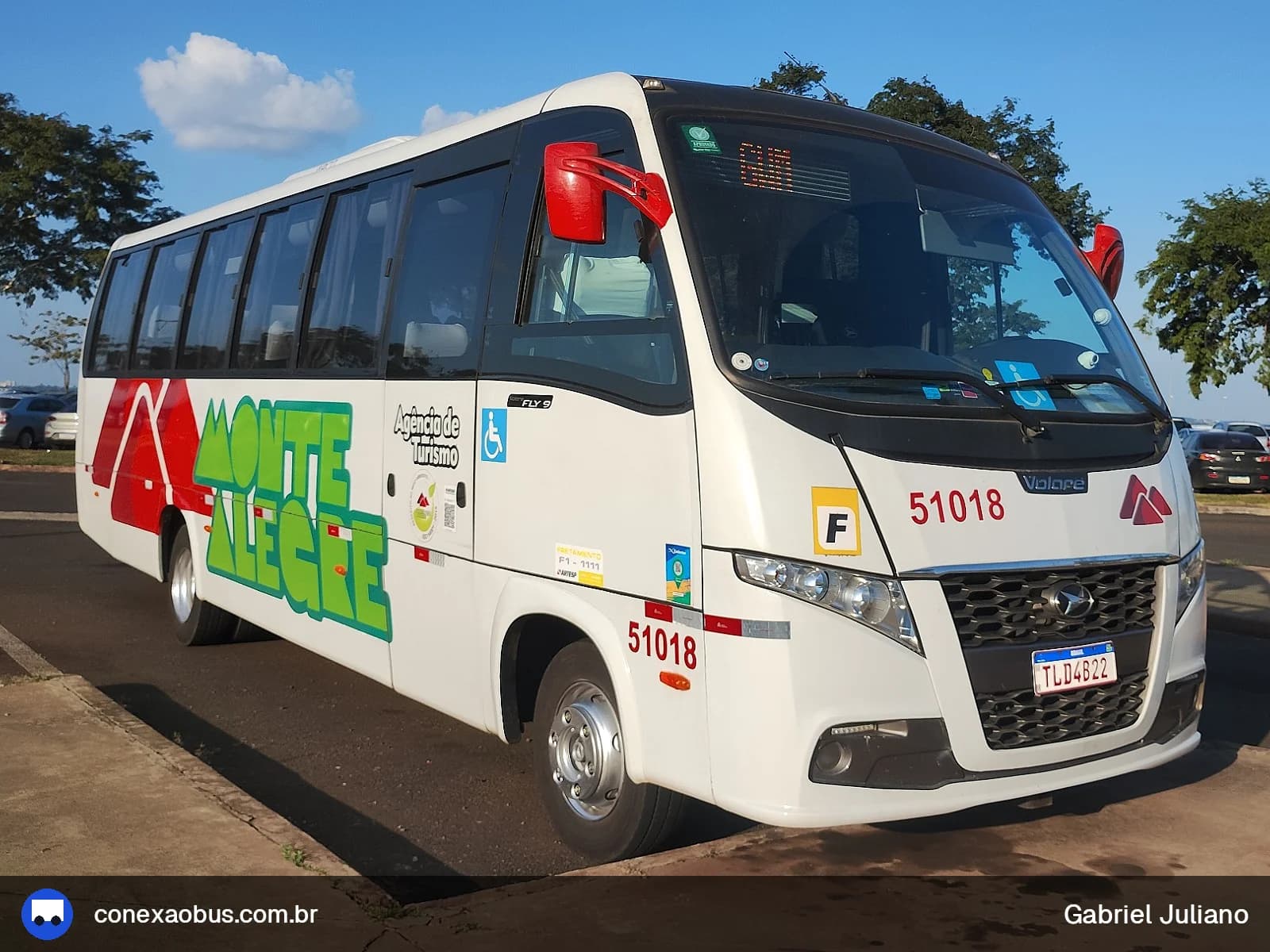 Ônibus Marcopolo Volare Fly 10, da Monte Alegre Turismo, prefixo 51018, em Iracemapolis-SP
