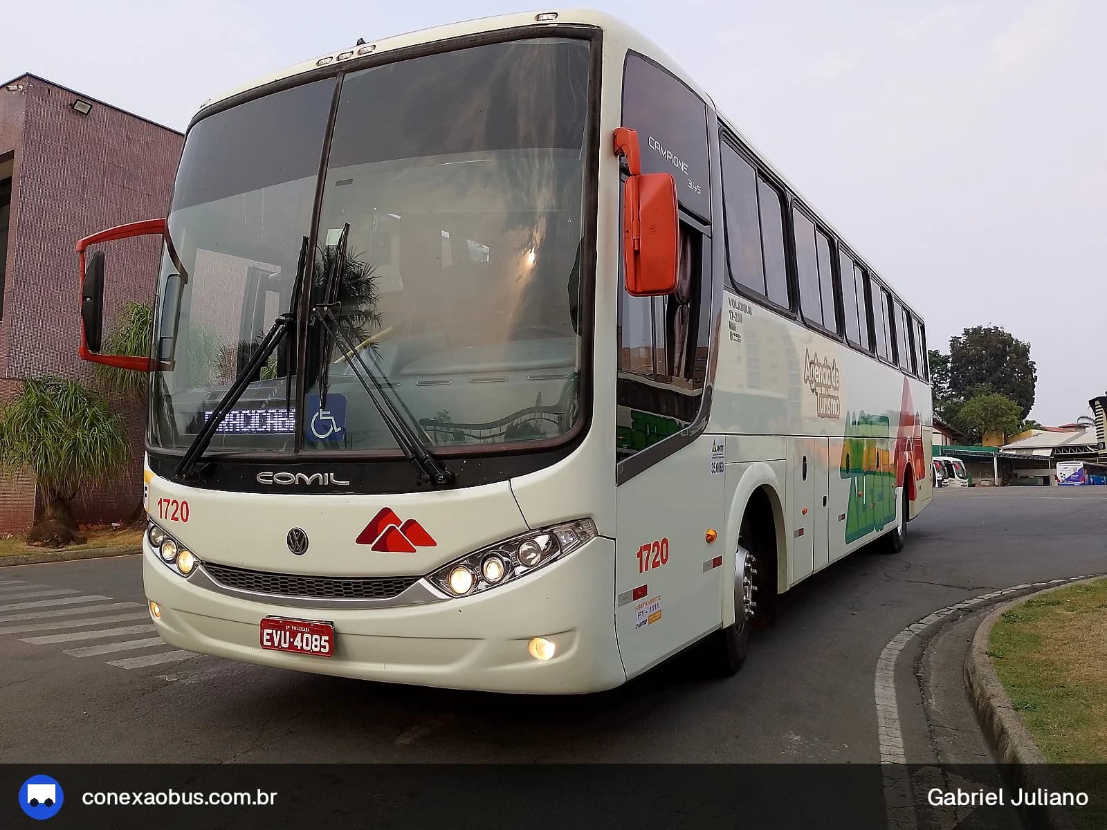 Ônibus Comil Campione 3.45 2011, da Monte Alegre Turismo, prefixo 1720, em Piracicaba-SP