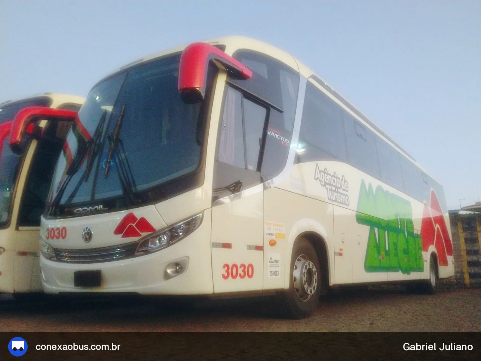 Ônibus Comil Campione Invictus 1200, da Monte Alegre Turismo, prefixo 3030, em Piracicaba-SP