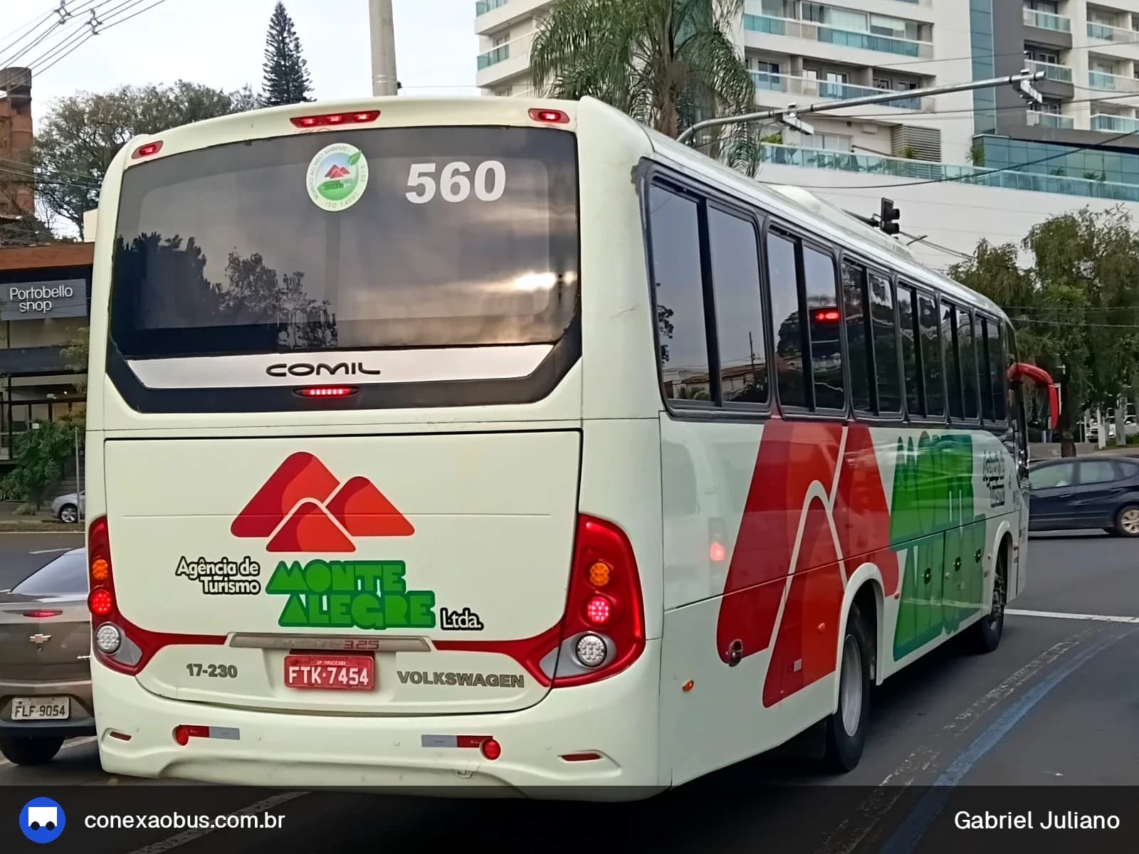 Ônibus Comil Svelto 2012, da Monte Alegre Turismo, prefixo 560, em Piracicaba-SP