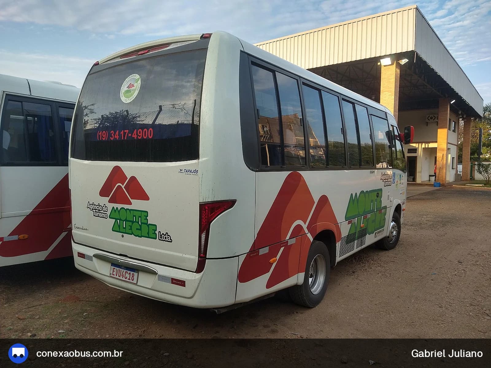 Ônibus micro-ônibus Marcopolo Volare W6/13, da Monte Alegre Turismo, prefixo M-38, em Piracicaba-SP