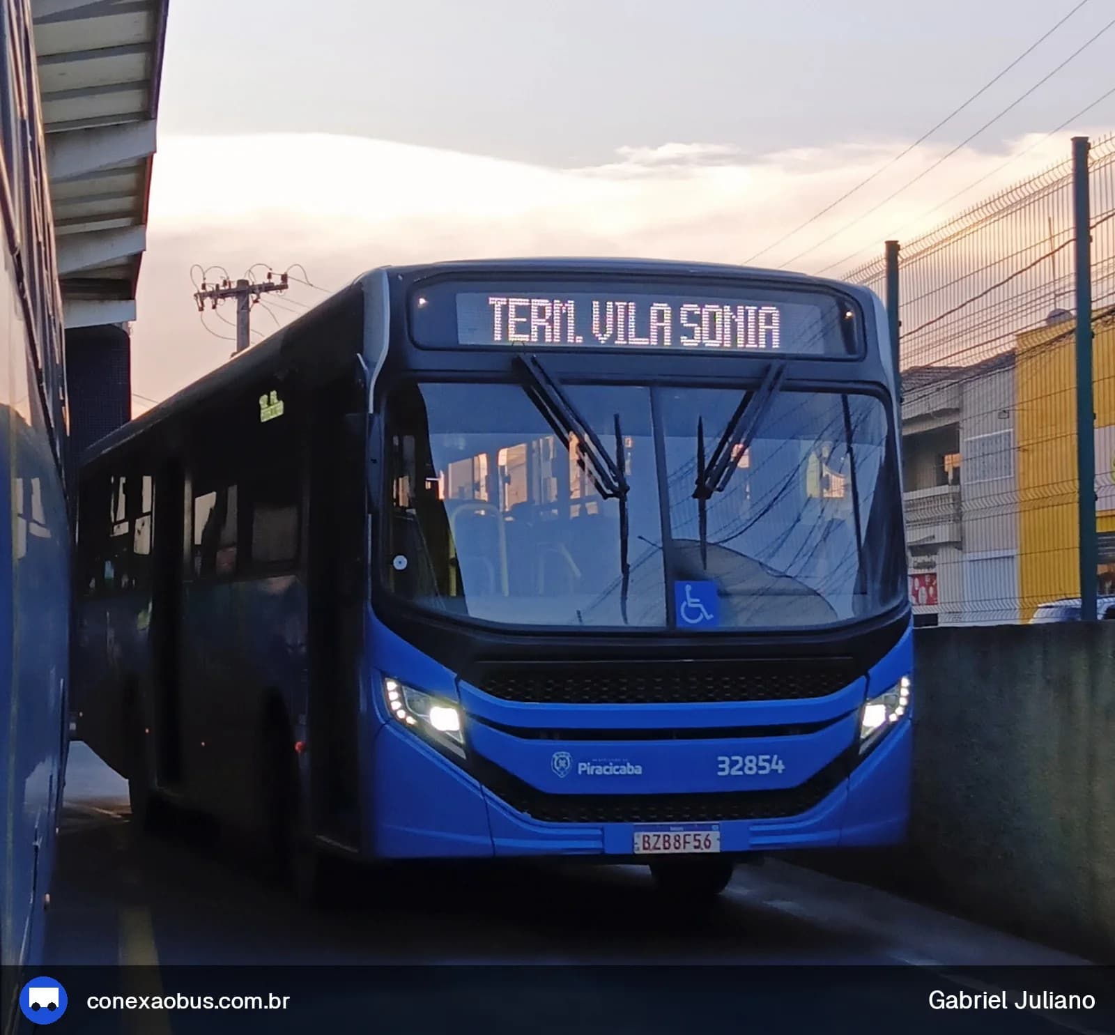 Ônibus midi CAIO Apache Vip V, da Rápido Sumaré | Pira Mobilidade, prefixo 32854, linha 402 - PQ PIRACICABA  / Terminal Vila Sônia, em Piracicaba-SP