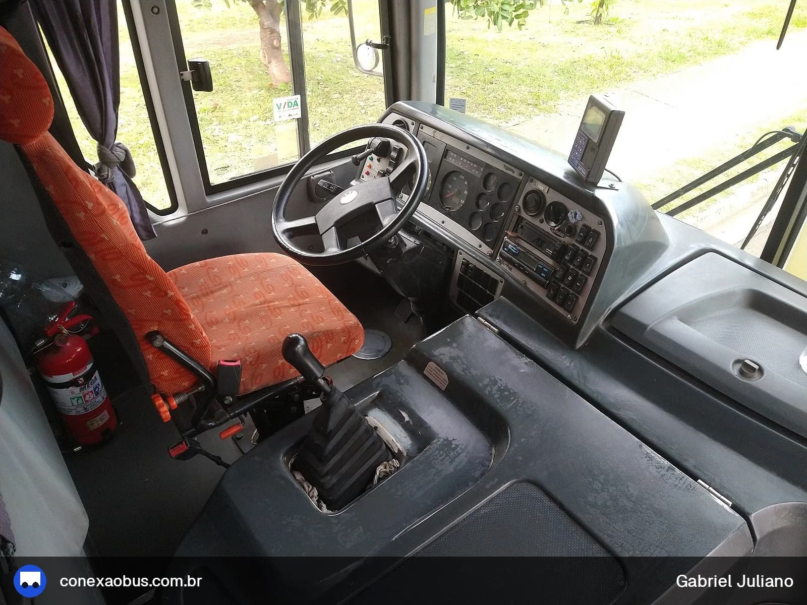Ônibus Comil Campione Vision 3.25, da Monte Alegre Turismo, prefixo 100, em Piracicaba-SP