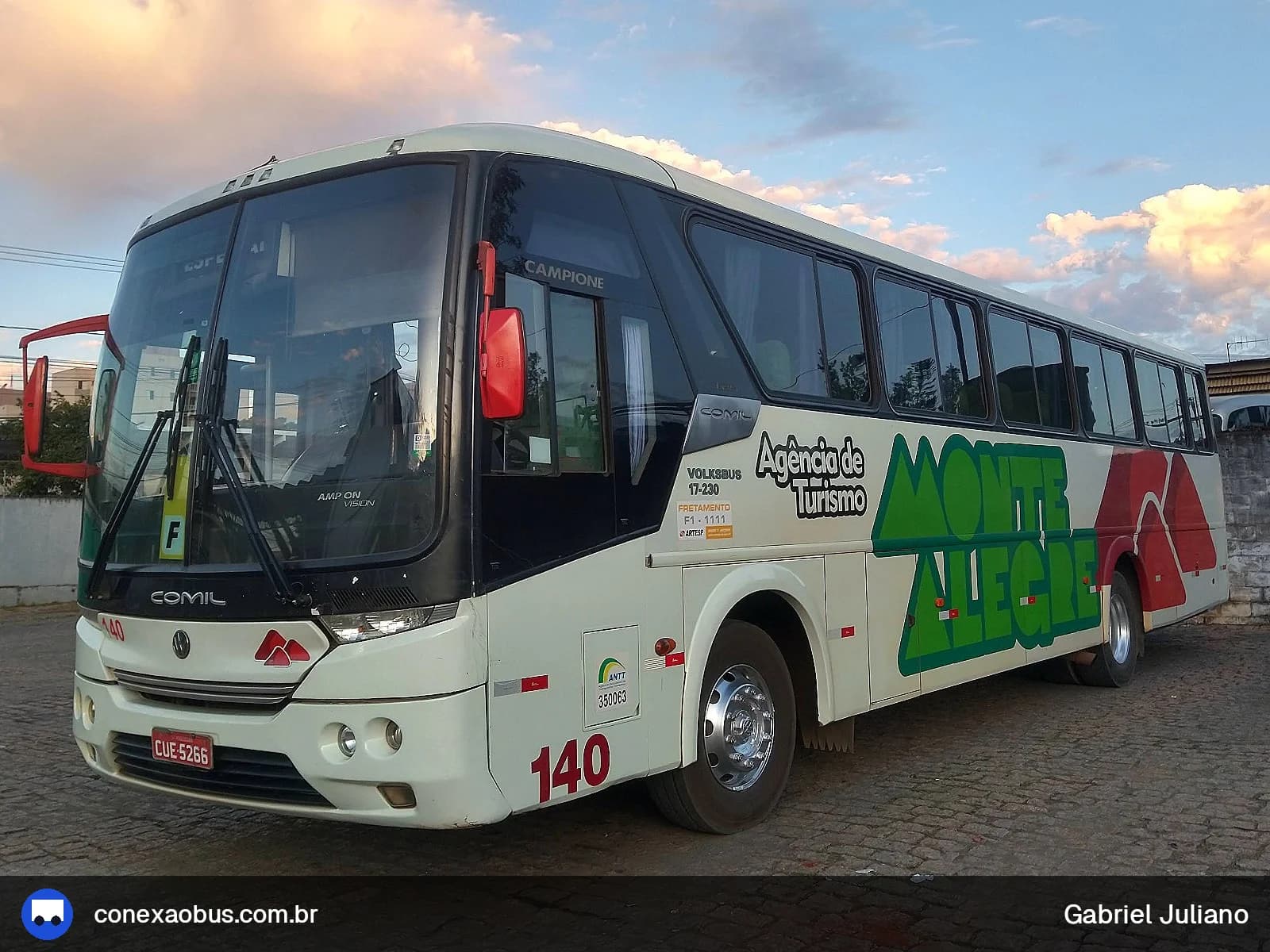 Ônibus Comil Campione Vision 3.25, da Monte Alegre Turismo, prefixo 140, em Piracicaba-SP