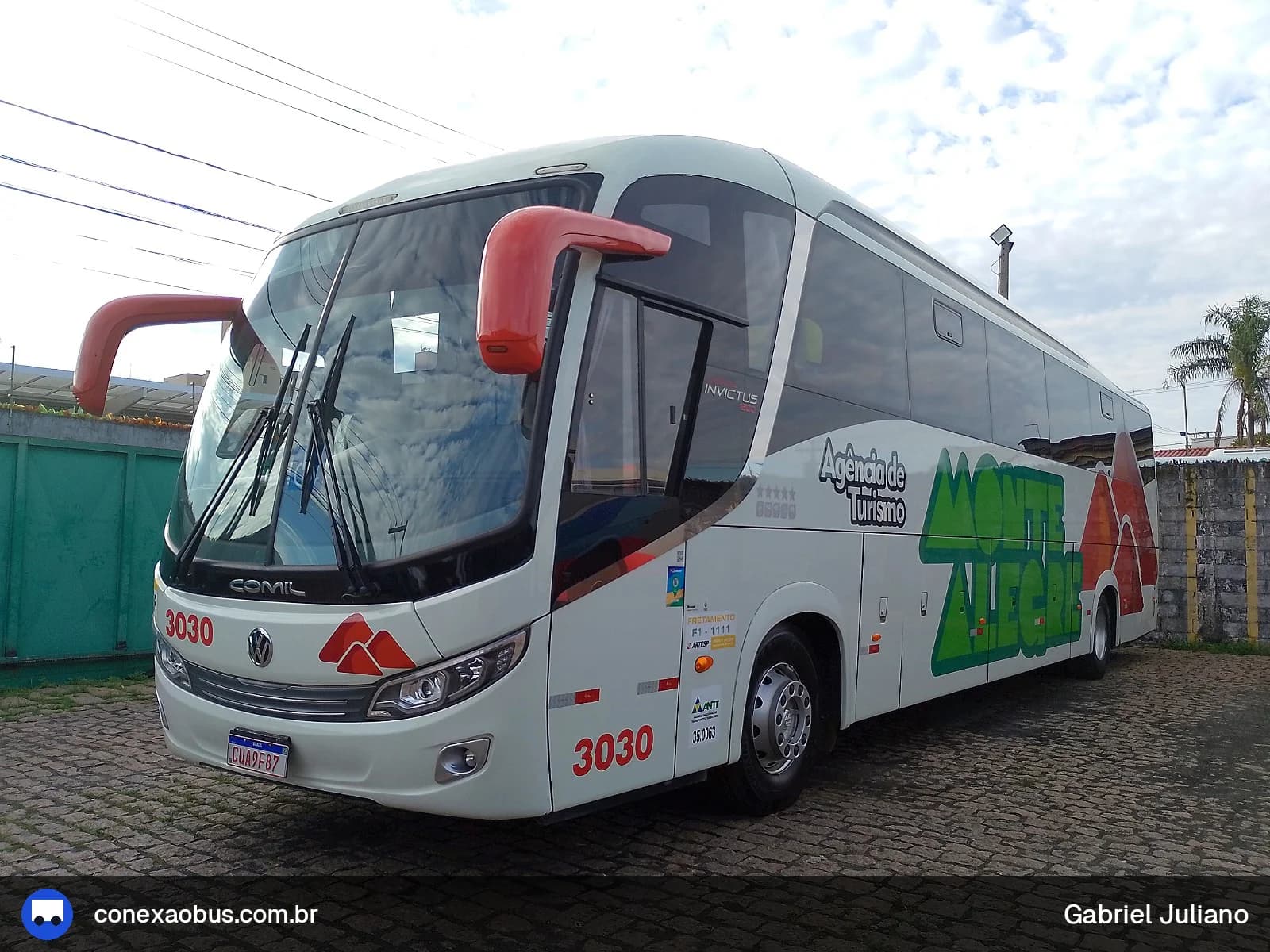 Ônibus Comil Campione Invictus 1200, da Monte Alegre Turismo, prefixo 3030, em Piracicaba-SP