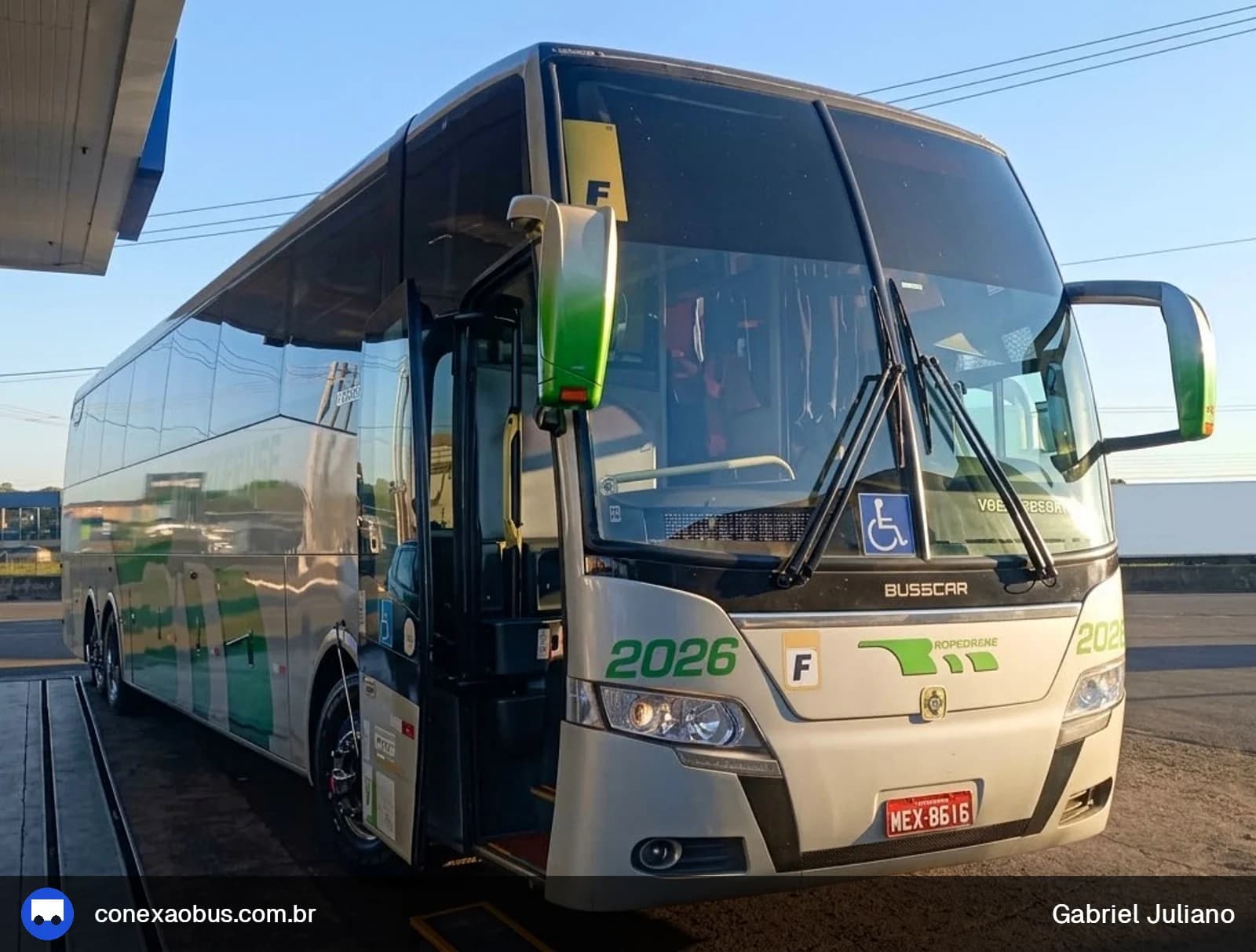 Ônibus Busscar Elegance 360, da Riopedrense Transporte Turístico, prefixo 2026, linha Piracicaba x Aparecida, em Sumaré-SP