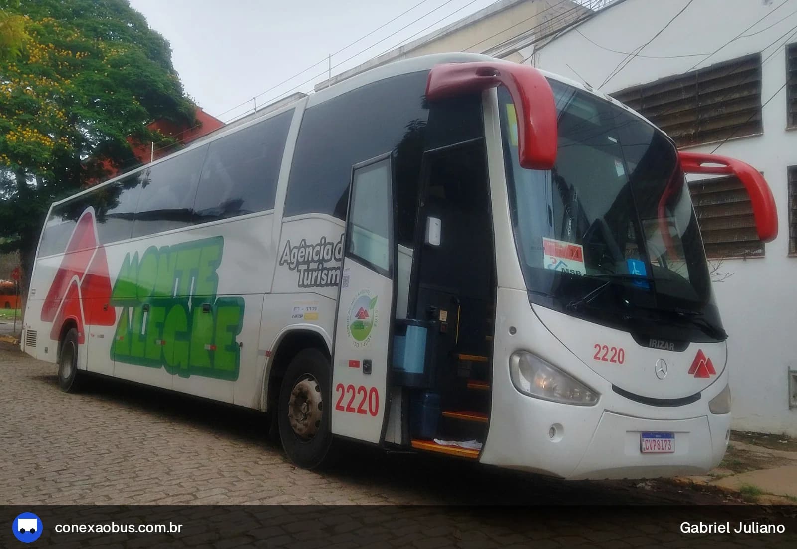 Ônibus Irizar Century 370, da Monte Alegre Turismo, prefixo 2220, em Piracicaba-SP