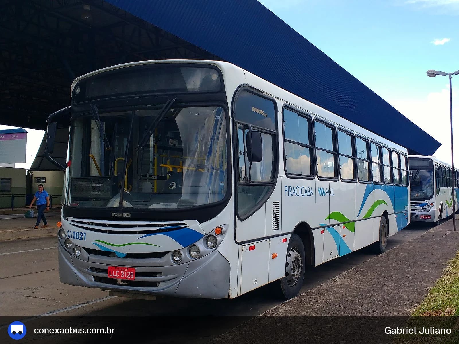 Ônibus CAIO Apache Vip II, da Via Ágil | Transporte Coletivo de Piracicaba, prefixo 210021, em Piracicaba-SP