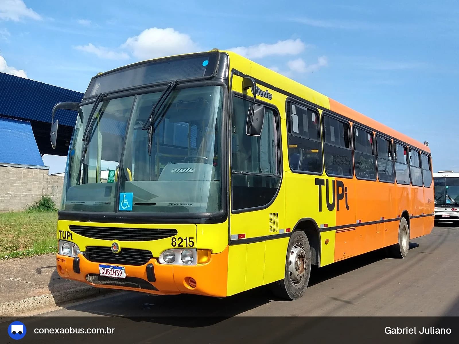 Ônibus Marcopolo Viale, da TUPi | Transporte Urbano Piracicaba, prefixo 8215, em Piracicaba-SP