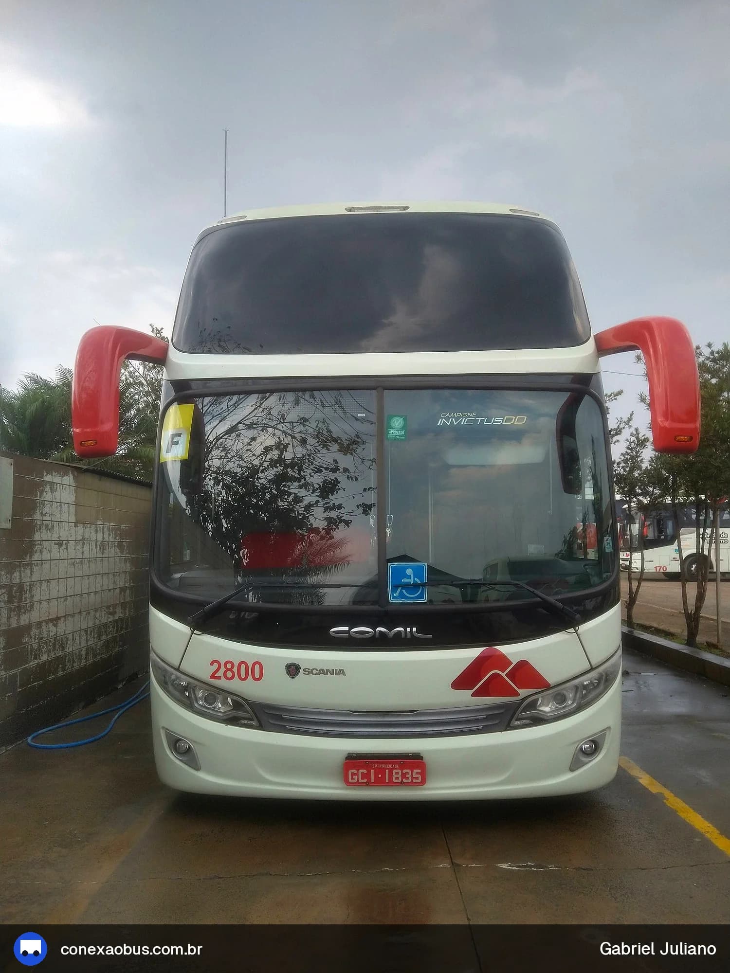 Ônibus double-decker Comil Campione Invictus DD, da Monte Alegre Turismo, prefixo 2800, em Piracicaba-SP
