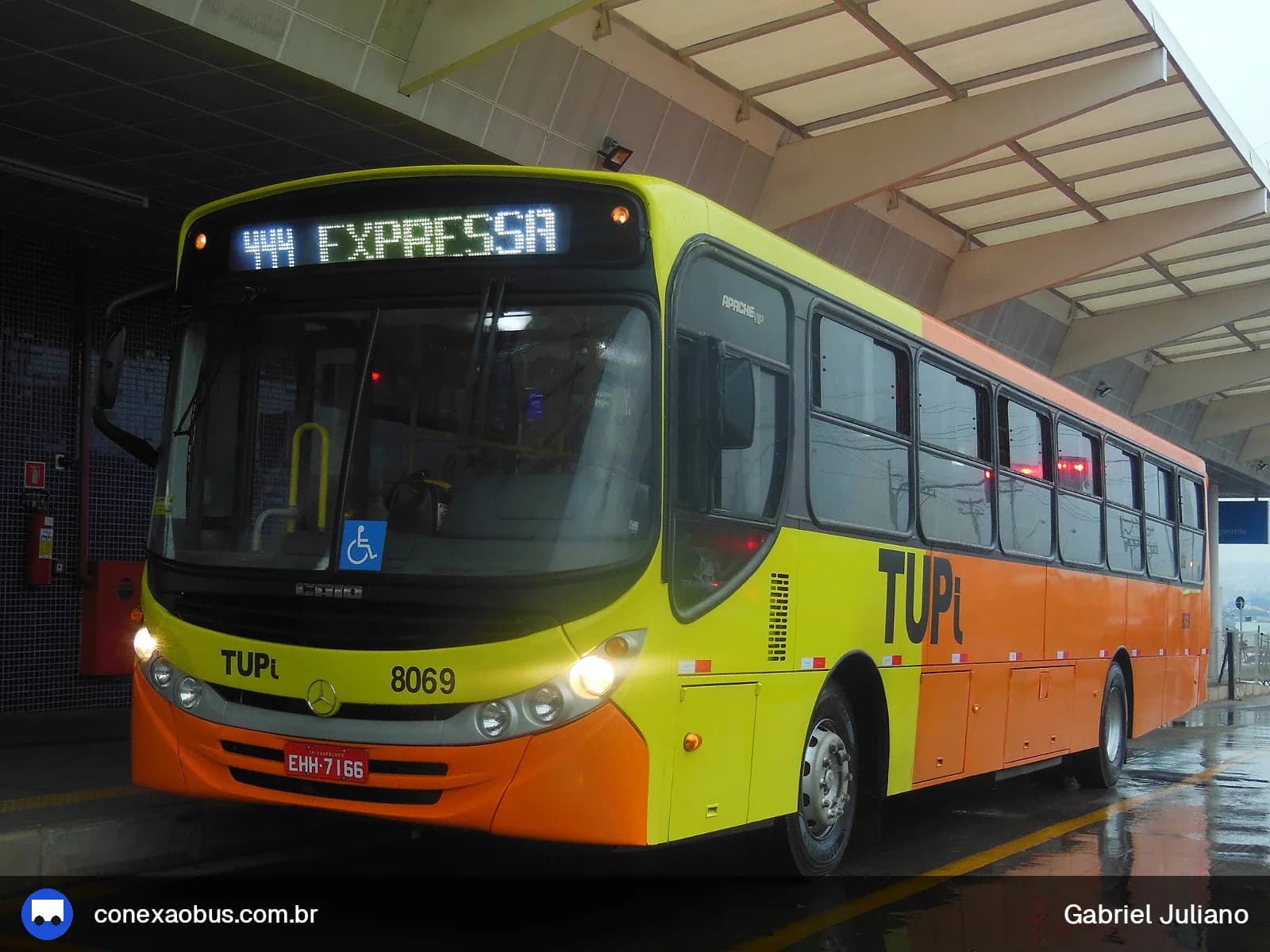 Ônibus CAIO Apache Vip II, da TUPi | Transporte Urbano Piracicaba, prefixo 8069, em Piracicaba-SP
