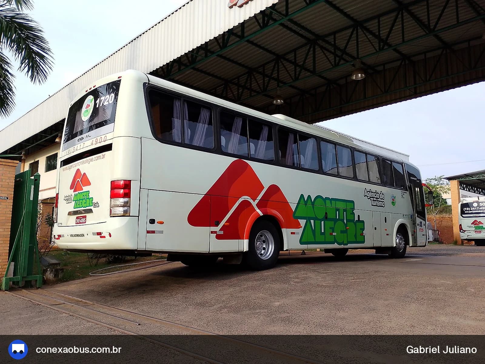 Ônibus Comil Campione 3.45 2011, da Monte Alegre Turismo, prefixo 1720, em Piracicaba-SP