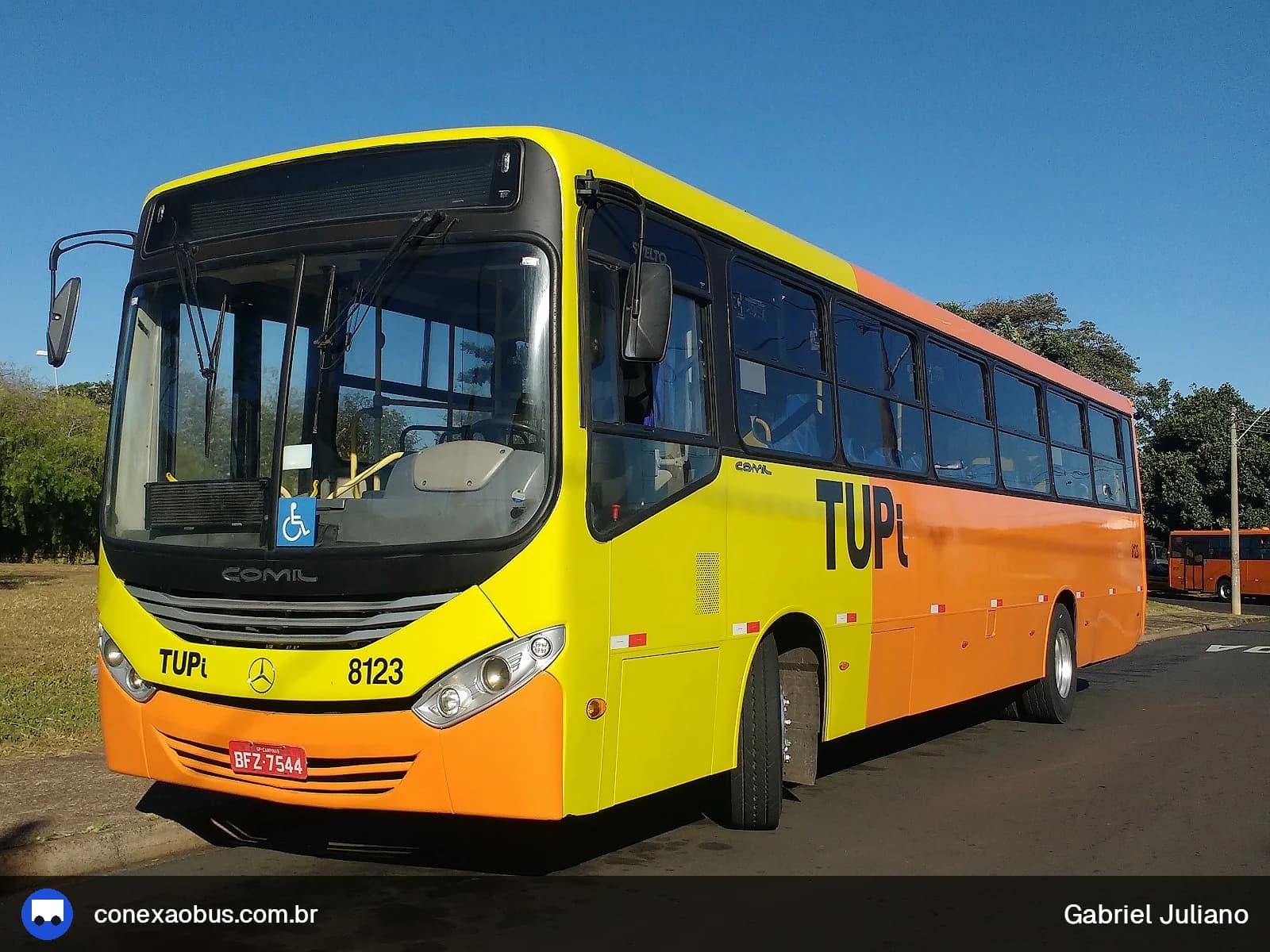 Ônibus Comil Svelto 2012, da TUPi | Transporte Urbano Piracicaba, prefixo 8123, em Piracicaba-SP