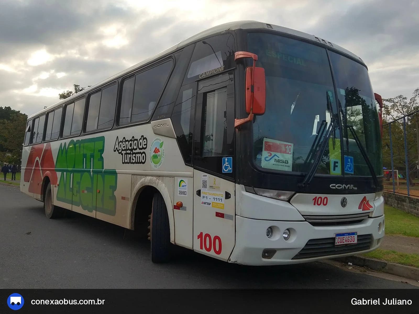 Ônibus Comil Campione Vision 3.25, da Monte Alegre Turismo, prefixo 100, em Piracicaba-SP