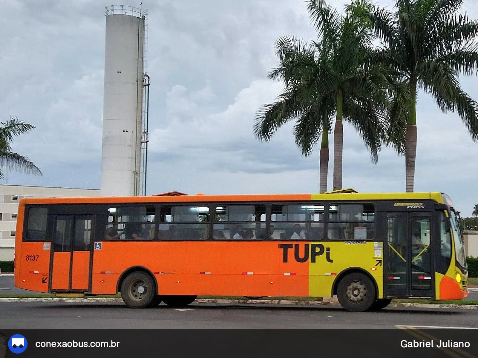Ônibus Busscar Urbanuss Pluss 2009, da TUPi | Transporte Urbano Piracicaba, prefixo 8137, em Piracicaba-SP