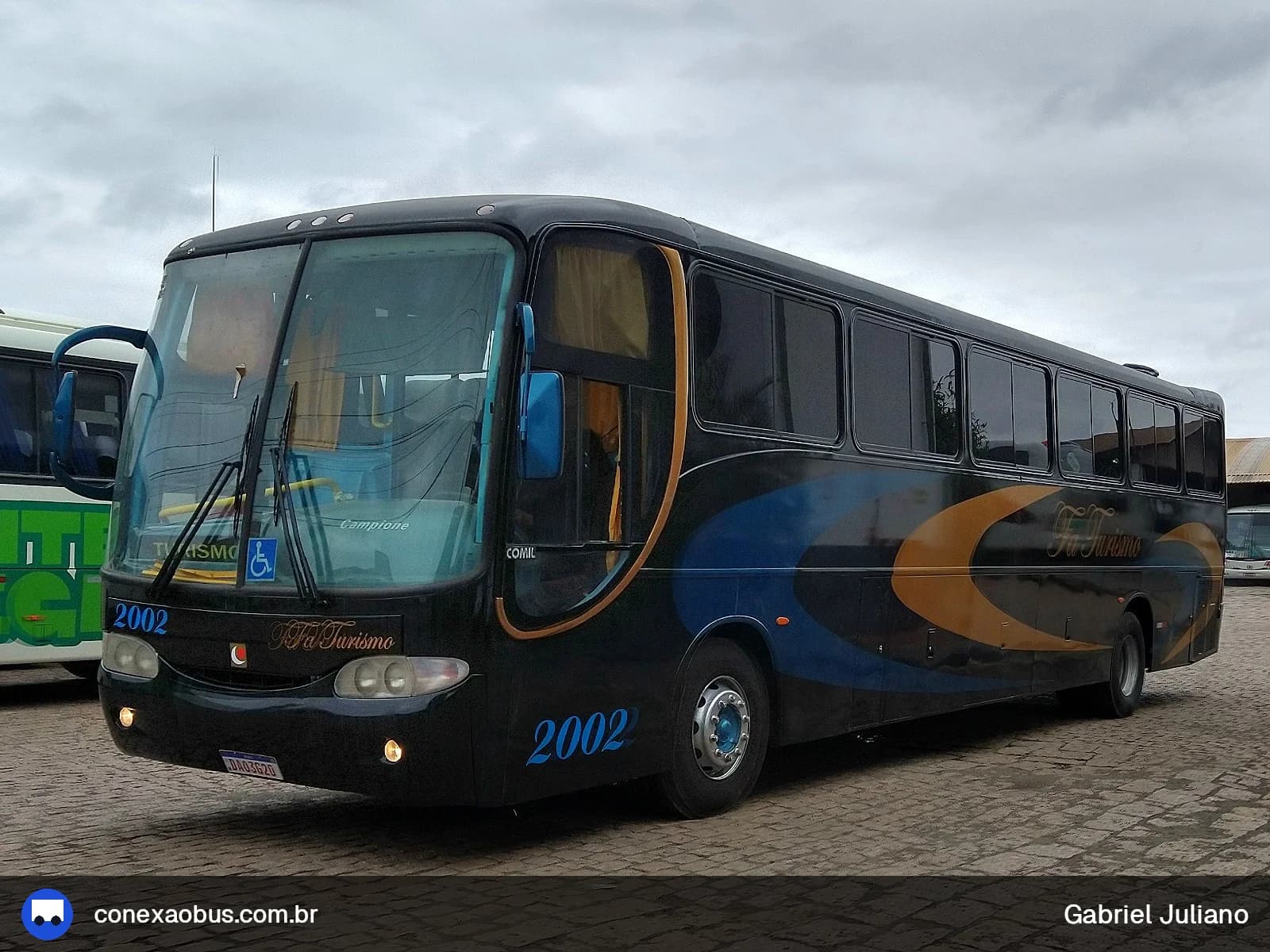 Ônibus Comil Campione 3.45, da FA Turismo, prefixo 2002, em Piracicaba-SP