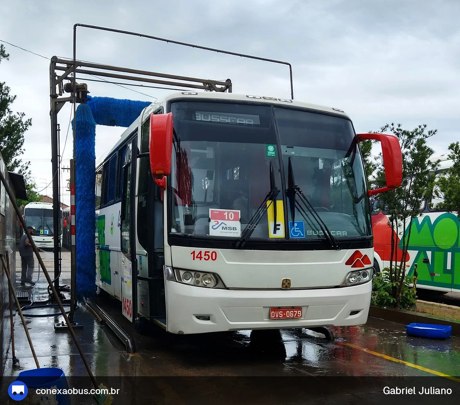 Ônibus Busscar El Buss 320, da Monte Alegre Turismo, prefixo 1450, em Piracicaba-SP