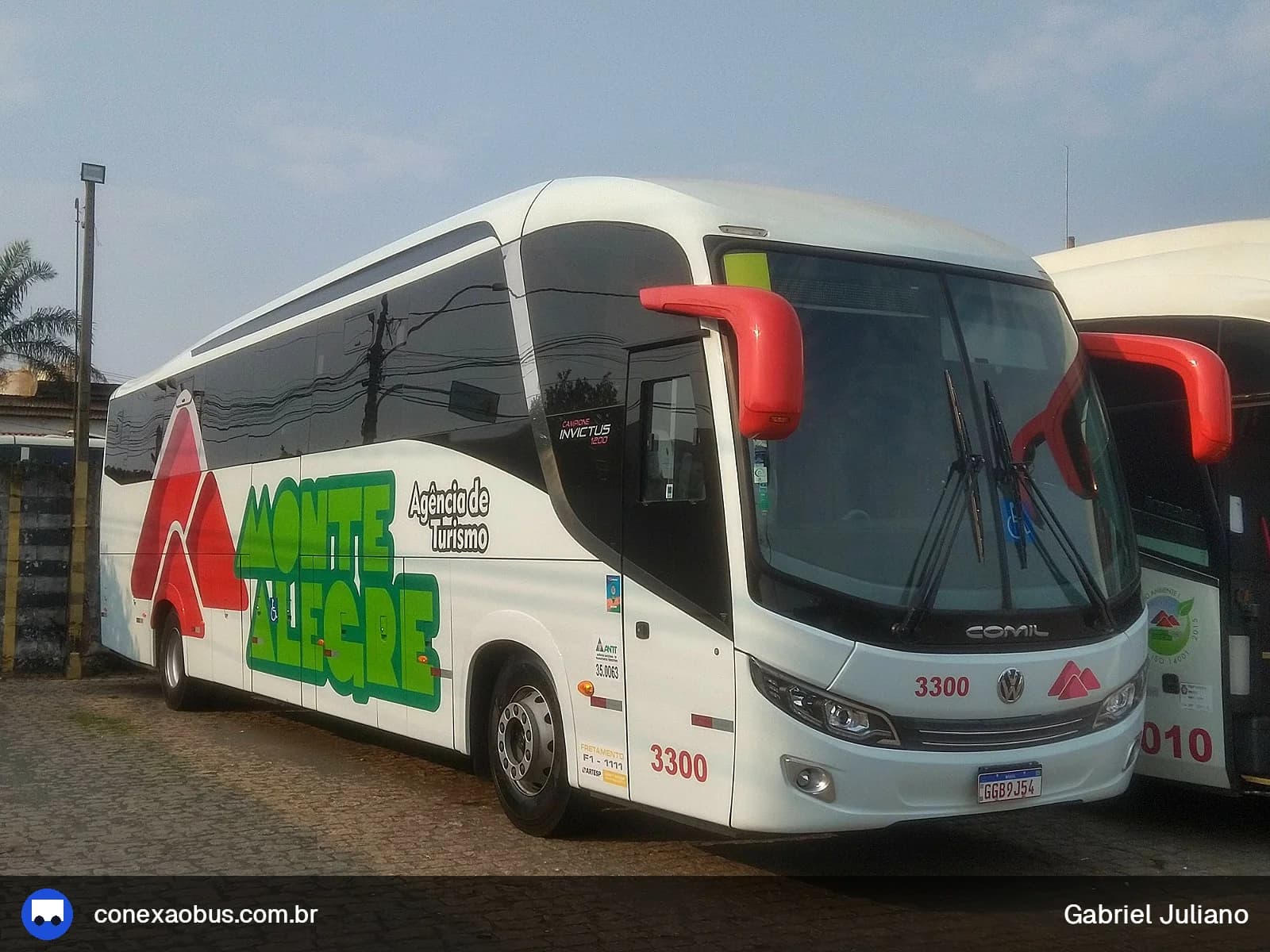 Ônibus Comil Campione Invictus 1200, da Monte Alegre Turismo, prefixo 3300, em Piracicaba-SP