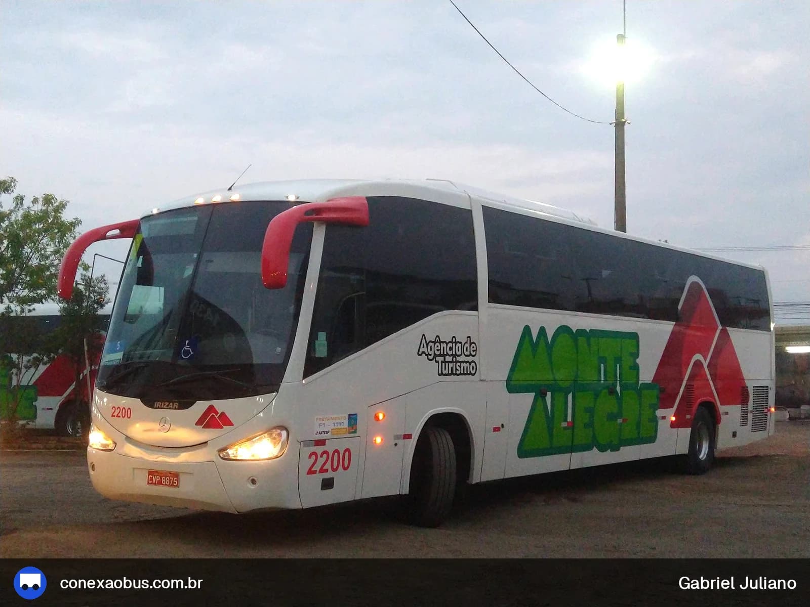 Ônibus Irizar Century 370, da Monte Alegre Turismo, prefixo 2200, em Piracicaba-SP