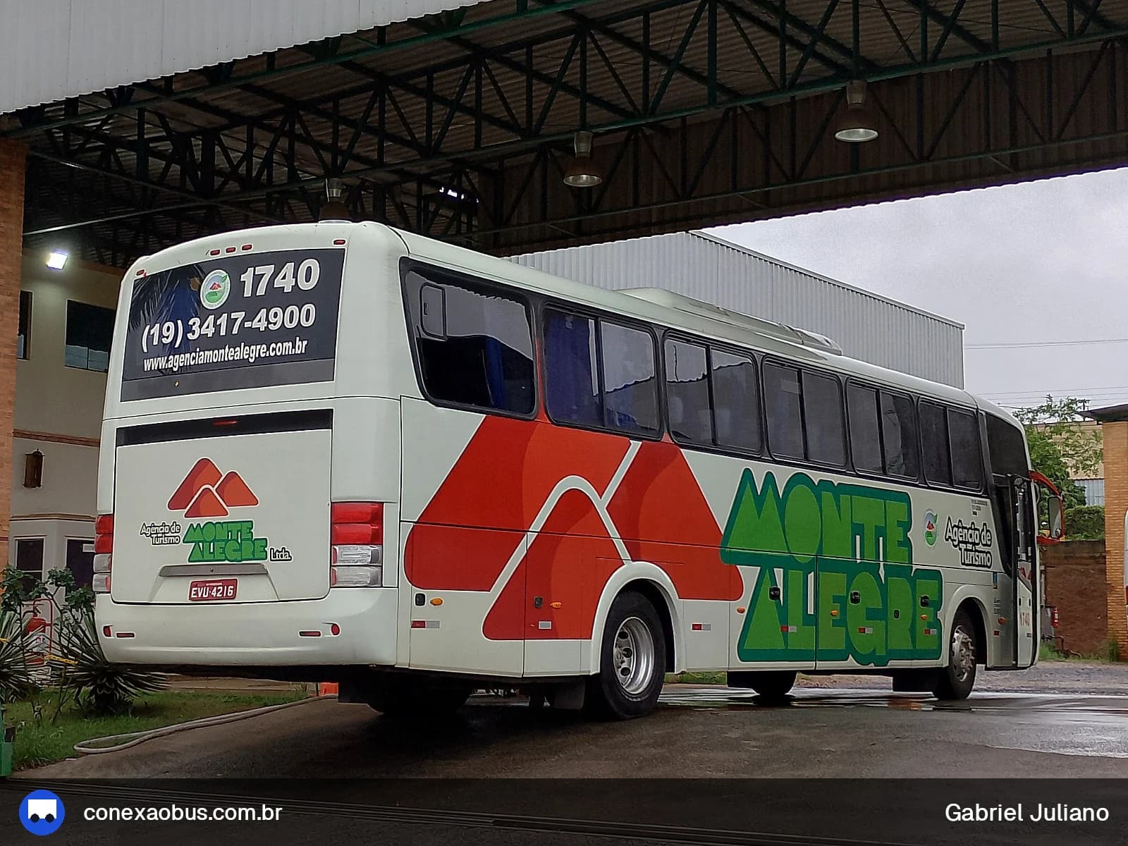 Ônibus Comil Campione 3.45 2011, da Monte Alegre Turismo, prefixo 1740, em Piracicaba-SP