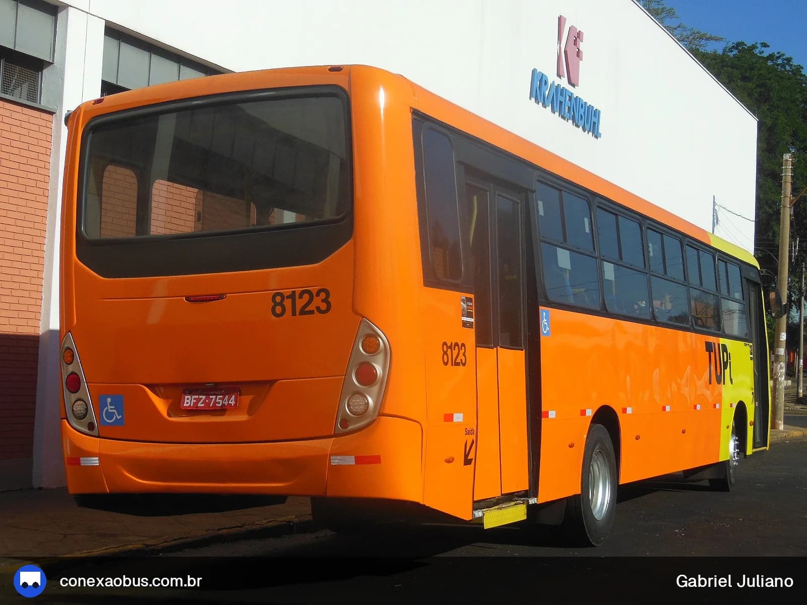 Ônibus Comil Svelto 2012, da TUPi | Transporte Urbano Piracicaba, prefixo 8123, em Piracicaba-SP