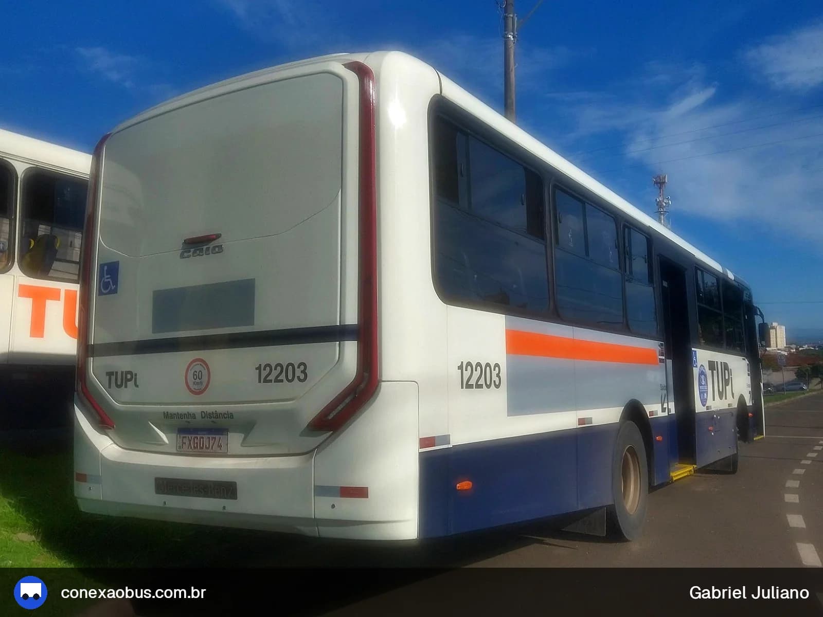 Ônibus midi CAIO Apache Vip V, da TUPi | Transporte Urbano Piracicaba, prefixo 12203, em Piracicaba-SP