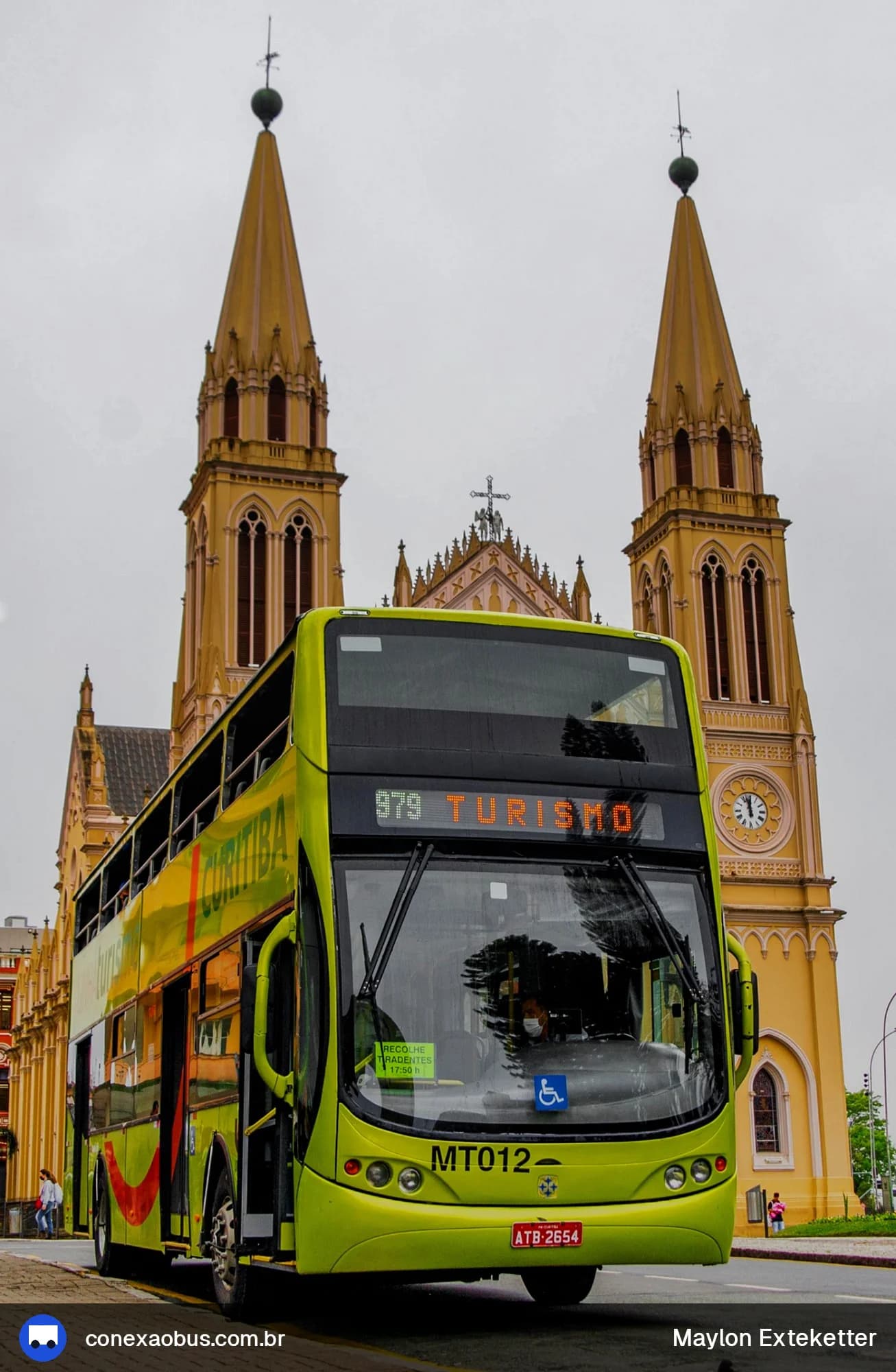 Ônibus double-decker Busscar Urbanuss Pluss Tour, da Auto Viação Mercês, prefixo MT012, em Curitiba-PR