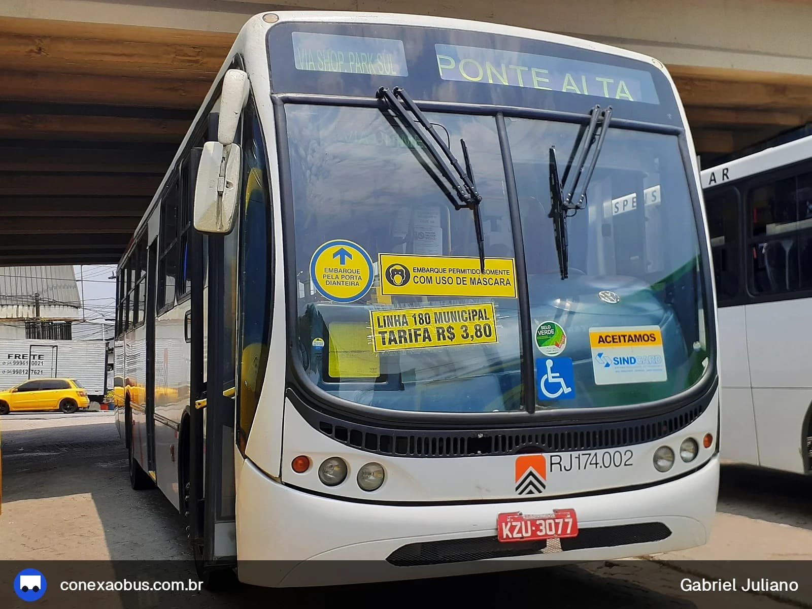 Ônibus Busscar Urbanuss Pluss, da Viação Cidade do Aço, prefixo RJ 174.002, em Volta Redonda-RJ