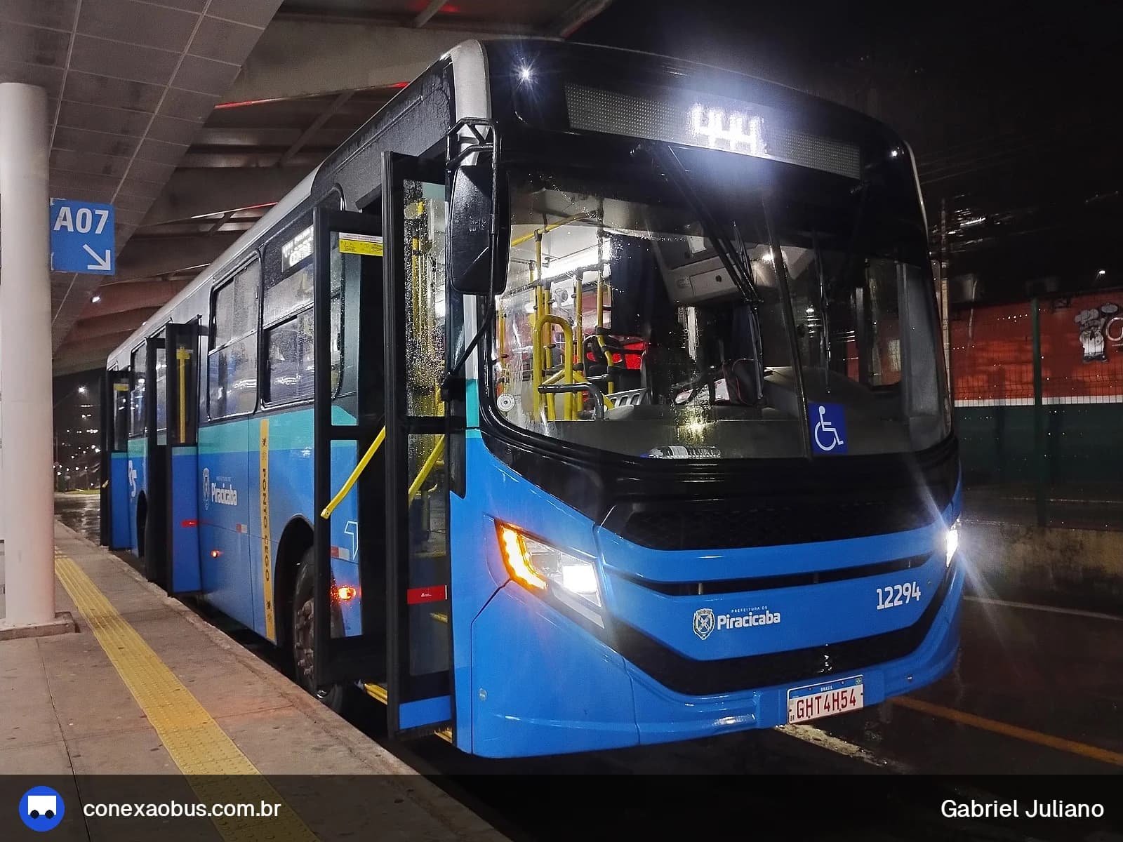 Ônibus CAIO Apache Vip V, da Rápido Sumaré | Pira Mobilidade, prefixo 12294, em Piracicaba-SP