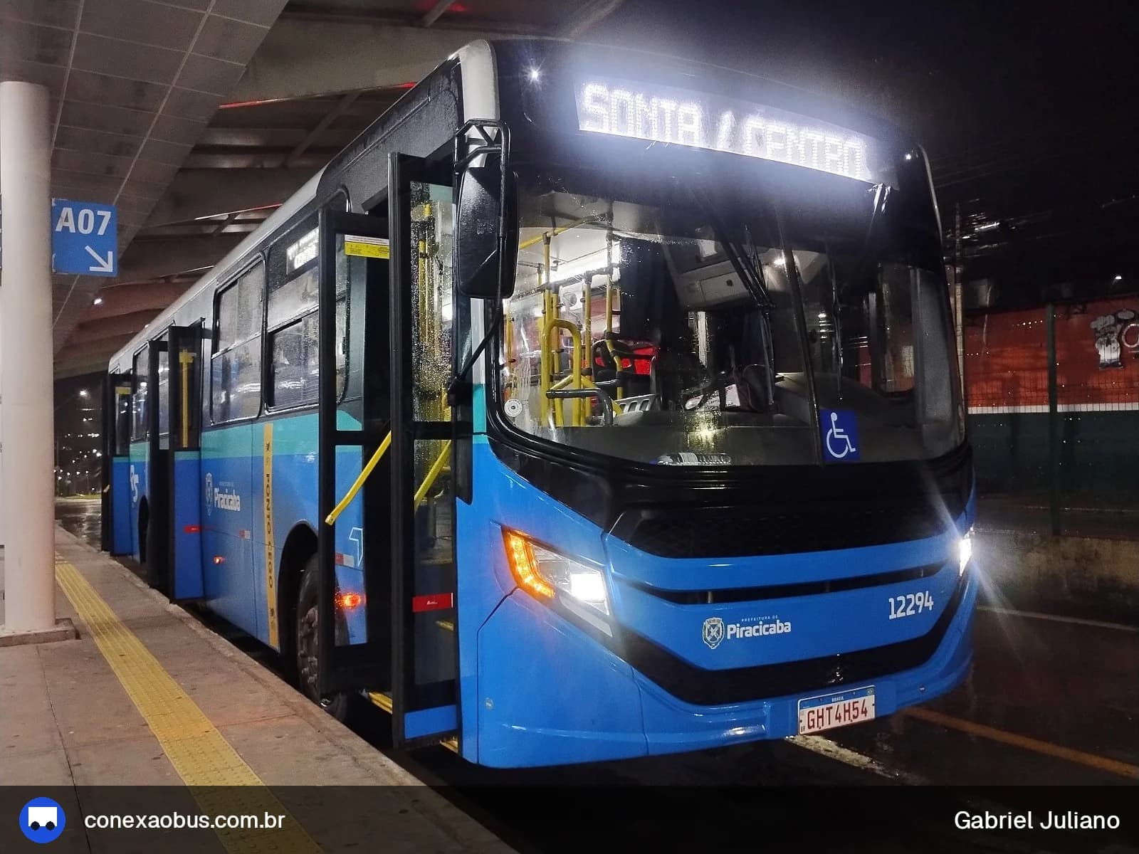 Ônibus CAIO Apache Vip V, da Rápido Sumaré | Pira Mobilidade, prefixo 12294, em Piracicaba-SP