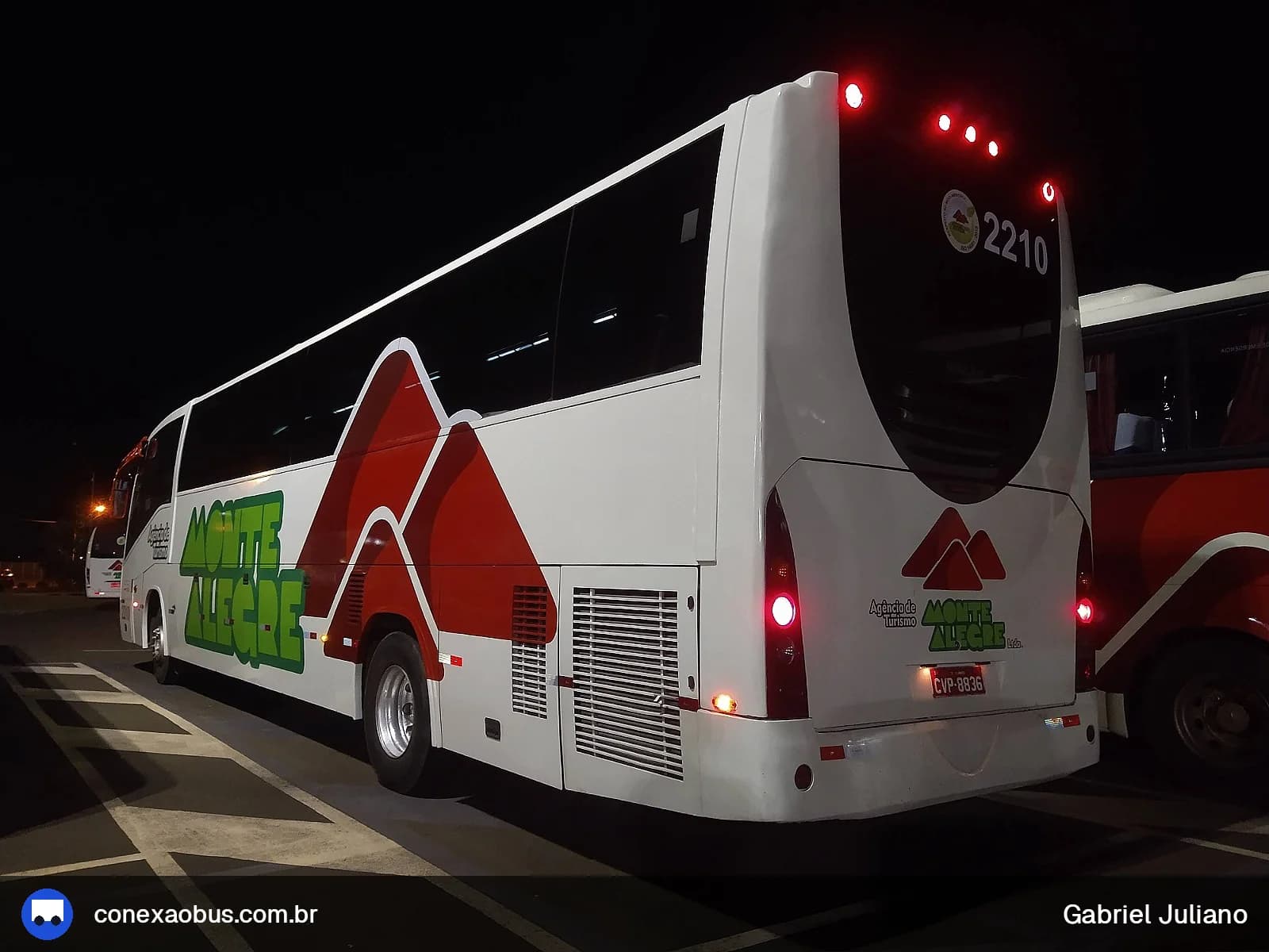 Ônibus Irizar Century 370, da Monte Alegre Turismo, prefixo 2210, em Piracicaba-SP